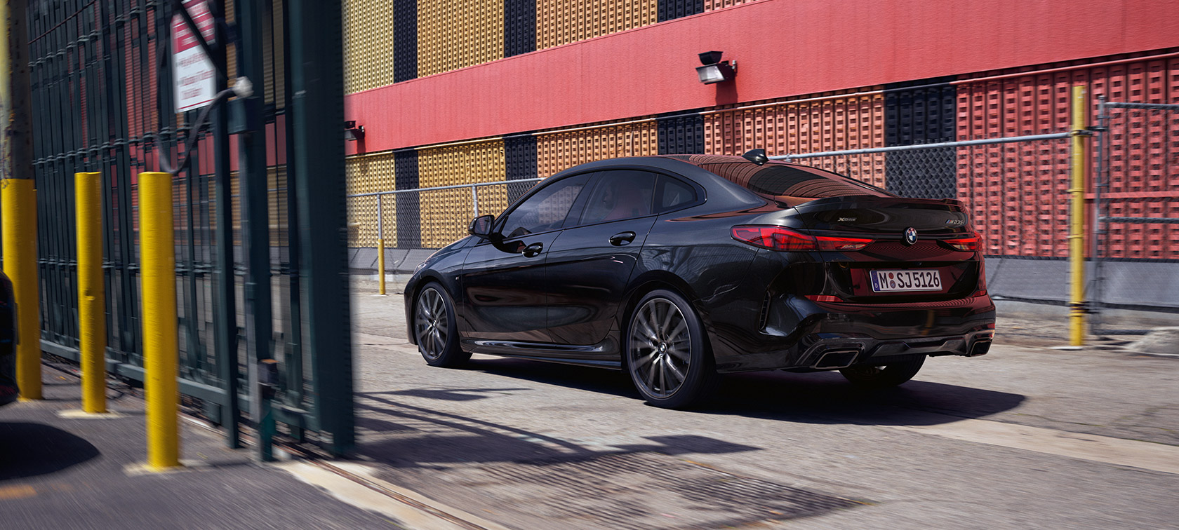 BMW M235i xDrive Gran Coupé F44 en Saphirschwarz metallic, vue de trois quarts arrière en mouvement